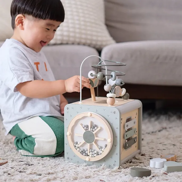 1台5役の知育おもちゃボックスで遊ぶ子ども